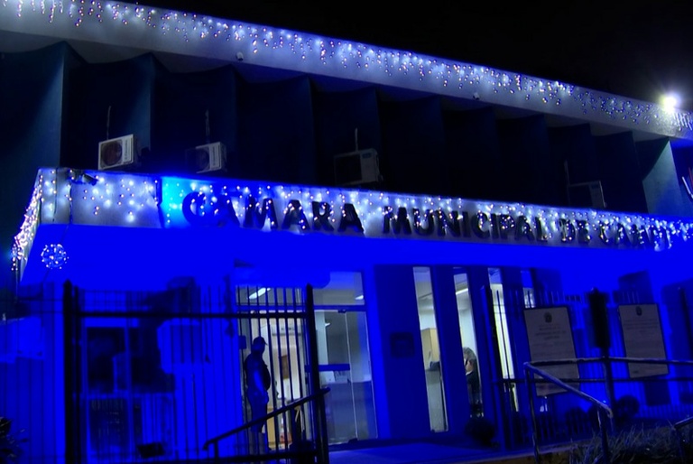 Prédio da Câmara Municipal recebe iluminação especial para as festividades de final de ano