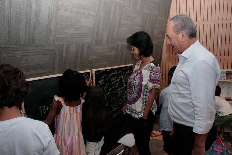 Câmara inaugura Espaço Criança dentro do Plenário para acolher filhos enquanto mães participam de atividades no Legislativo