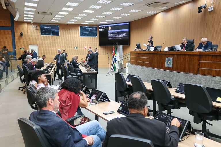 Câmara vota, em primeira análise, revogação de três leis consideradas obsoletas, entre elas uma que determina que escapamentos de ônibus devem ultrapassar o teto dos coletivos