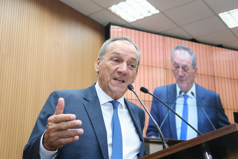 Luiz Rossini homenageia Sérgio de Sousa Maia com Diploma de Mérito Odontológico