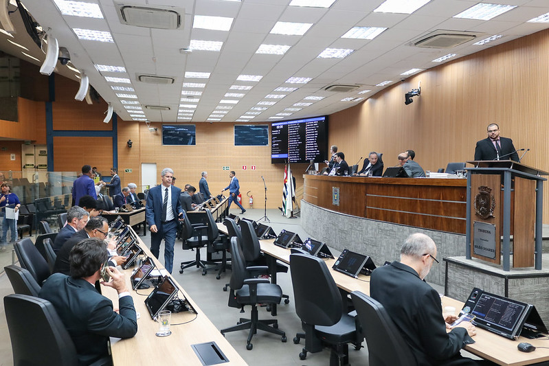 Em primeira análise, Câmara vota projeto de Lei que determina prioridade de iluminação em travessias de pedestres e proposta que identifica pontos cegos em ônibus de Campinas