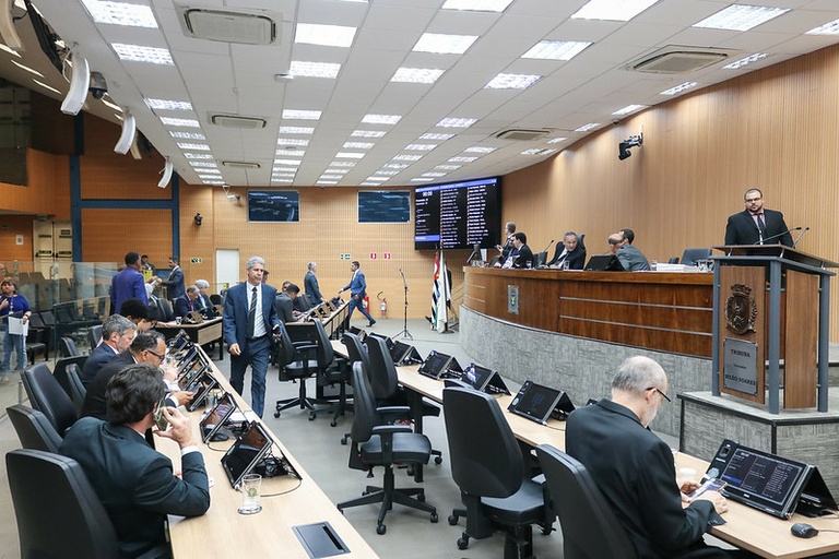 Em primeira análise, Câmara vota projeto de Lei que determina prioridade de iluminação em travessias de pedestres e proposta que identifica pontos cegos em ônibus de Campinas