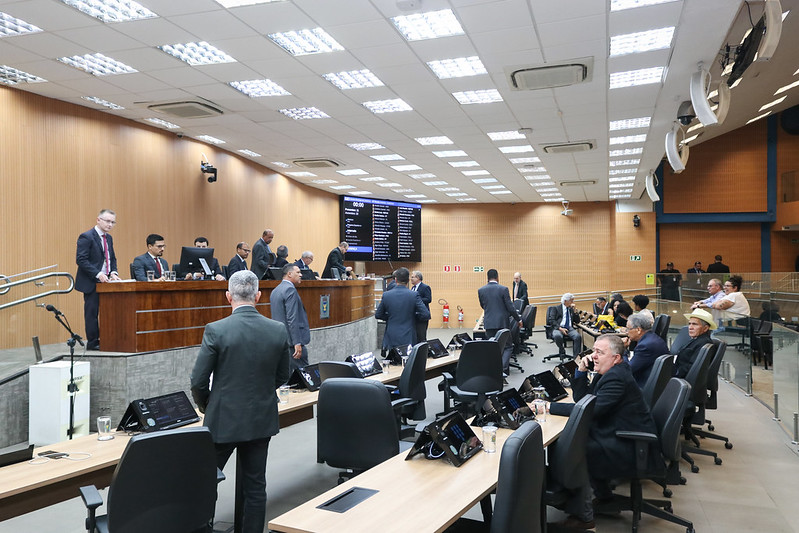 Vereadores aprovam, em votação inicial, Projeto de Lei que determina prioridade de iluminação em travessias de pedestres e proposta que identifica pontos cegos em ônibus de Campinas
