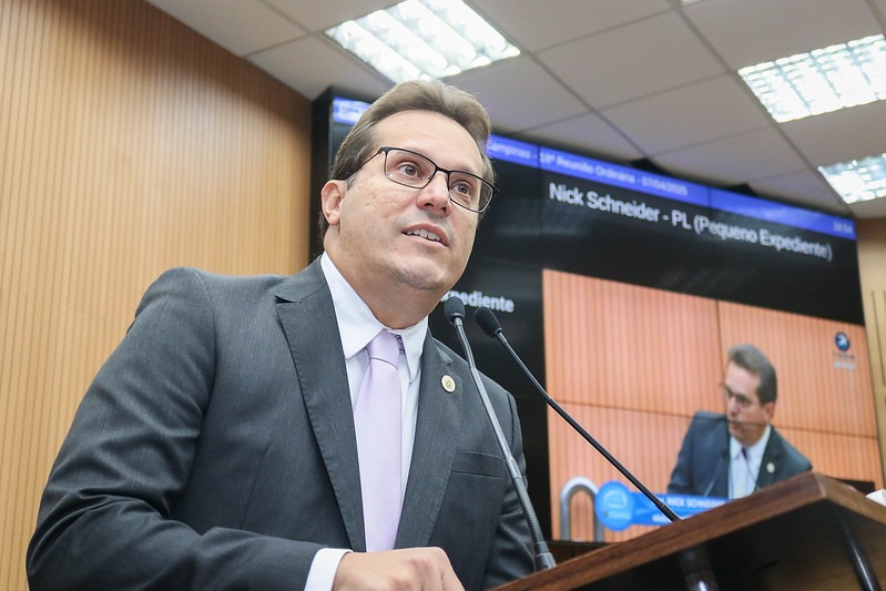 Nick Schneider protocola Projeto de Lei para garantir funcionamento das farmácias públicas no mesmo horário das unidades de saúde
