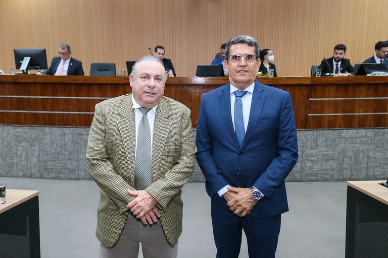 Arnaldo Salvetti e Mineiro do Espetinho entregam honrarias a sacerdotes