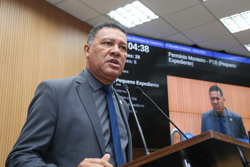 Permínio Monteiro protocola projeto para garantir presença de cão como apoio terapêutico e para acolhimento institucional de animais em situação de rua 