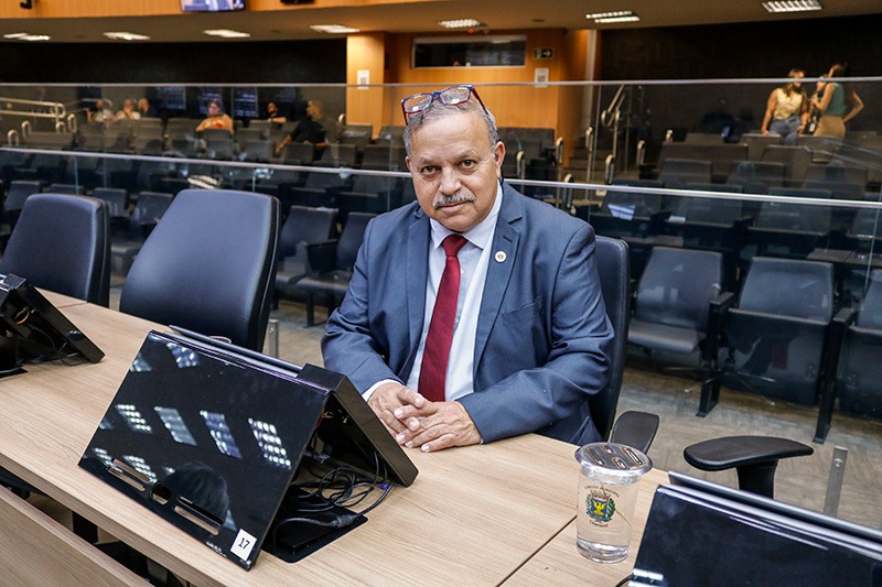 Ailton da Farmácia entrega Medalha Arautos da Paz a pastores e Diploma de Mérito Empresarial a empresários da cidade