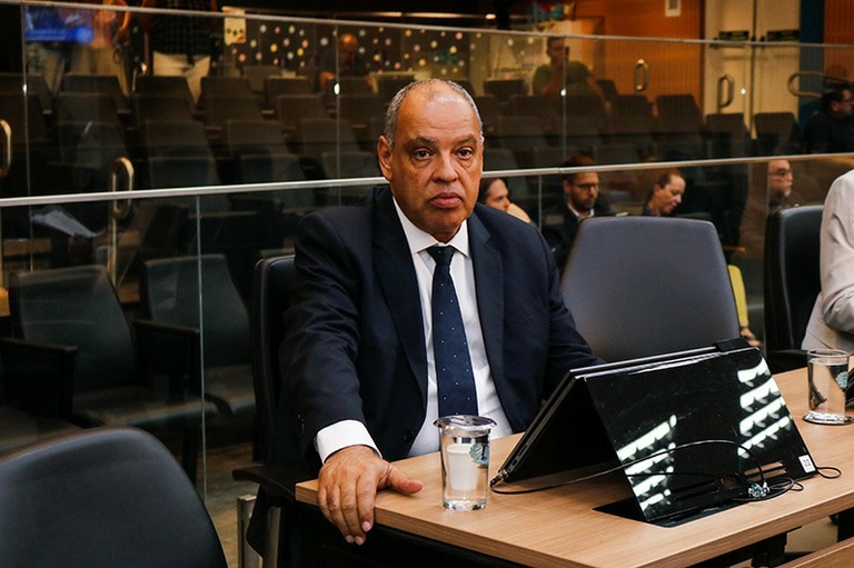 Roberto Alves homenageia deputado Gilmaci dos Santos Barbosa com Título de Cidadão Campineiro