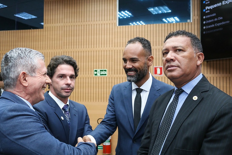 Vereadores aprovam, em análise inicial, Projeto de Lei que revoga a proibição de uso de celulares no interior de estabelecimentos bancários