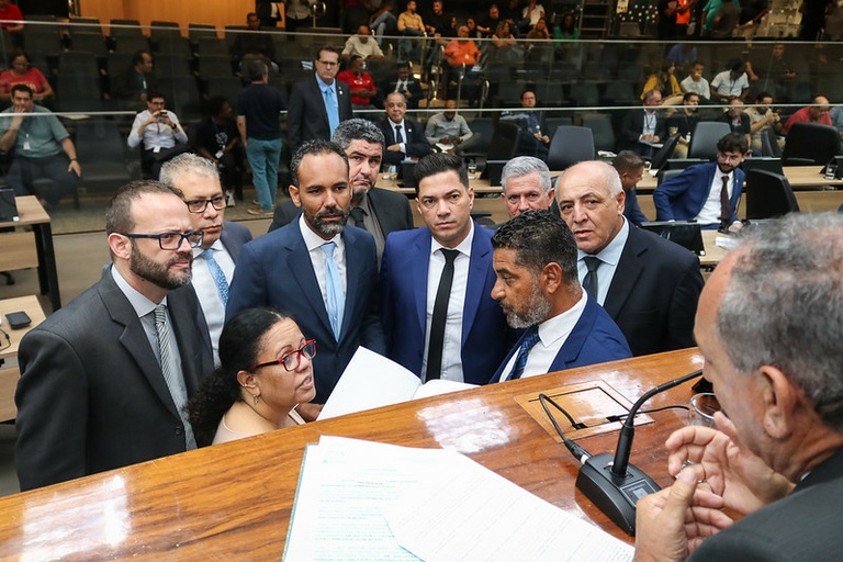 Vereadores aprovam, em definitivo, Projeto de Lei que autoriza Executivo e Legislativo a doarem materiais a associações de moradores e outras entidades