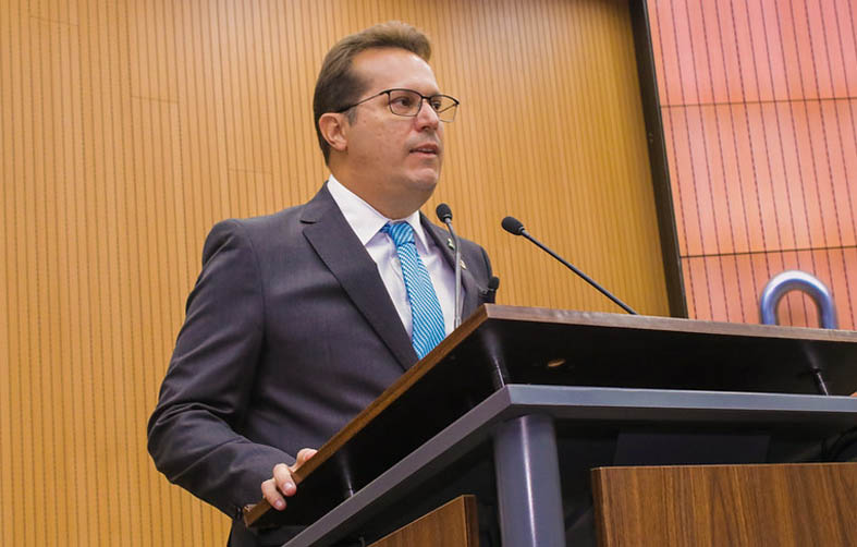 Contra a dengue: Nick Schneider reivindica limpeza e manutenção de praça com acúmulo de água parada no Jardim Chapadão