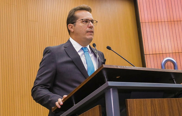 Contra a dengue: Nick Schneider reivindica limpeza e manutenção de praça com acúmulo de água parada no Jardim Chapadão