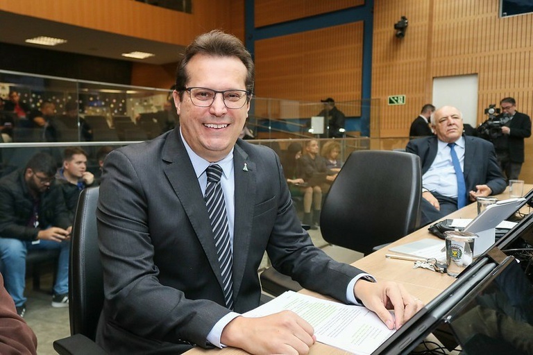 Nick Schneider apresenta projeto que garante funcionamento das farmácias nas UBS no mesmo horário das unidades