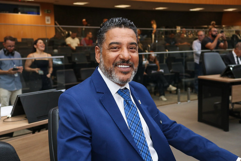 Carlinhos Camelô entrega Diploma de Mérito Esportivo a fundador do Projeto Olho de Tigre