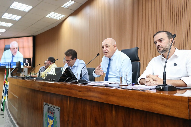 Comissão de Administração Pública analisa parecer sobre projeto que institui programa de ocupação de praças da cidade 
