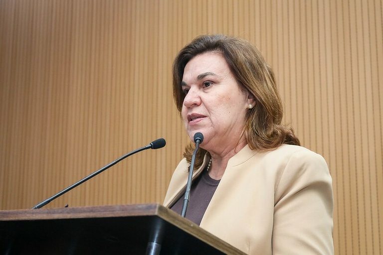 Debora Palermo apresenta projeto para criação da Semana Municipal de Combate à Erotização Infantil