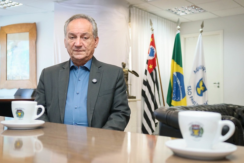 Luiz Rossini homenageia professora da Unicamp e da Must University de Miami com Diploma de Mérito Educacional