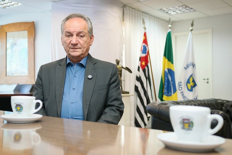 Luiz Rossini homenageia professora da Unicamp e da Must University de Miami com Diploma de Mérito Educacional