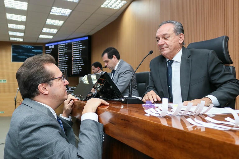 Vereadores aprovam em definitivo projeto que garante 15 minutos de estacionamento gratuito em clínicas e hospitais