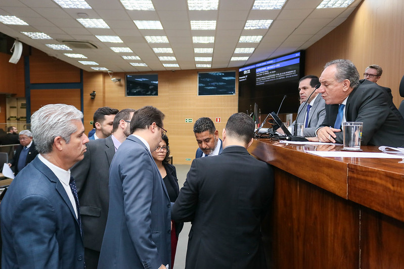 Vereadores aprovam projeto que garante 15 minutos de estacionamento gratuito em clínicas e hospitais