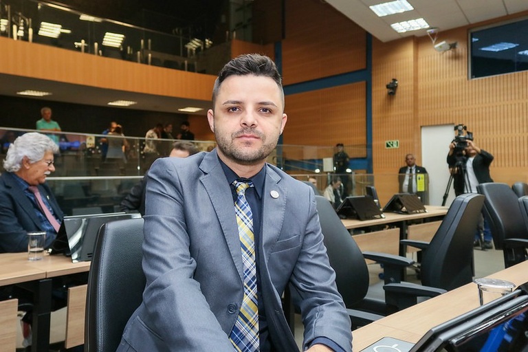 Bene Lima protocola projeto que proíbe homenagens oficiais a pessoas condenadas por crime hediondo