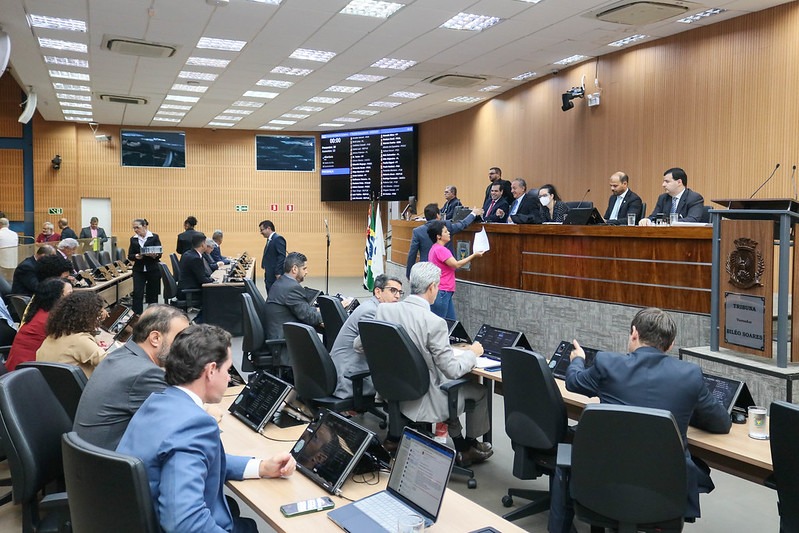 Em seis reuniões extraordinárias, vereadores aprovam equiparação dos subsídios de dirigentes de autarquias aos dos secretários municipais 