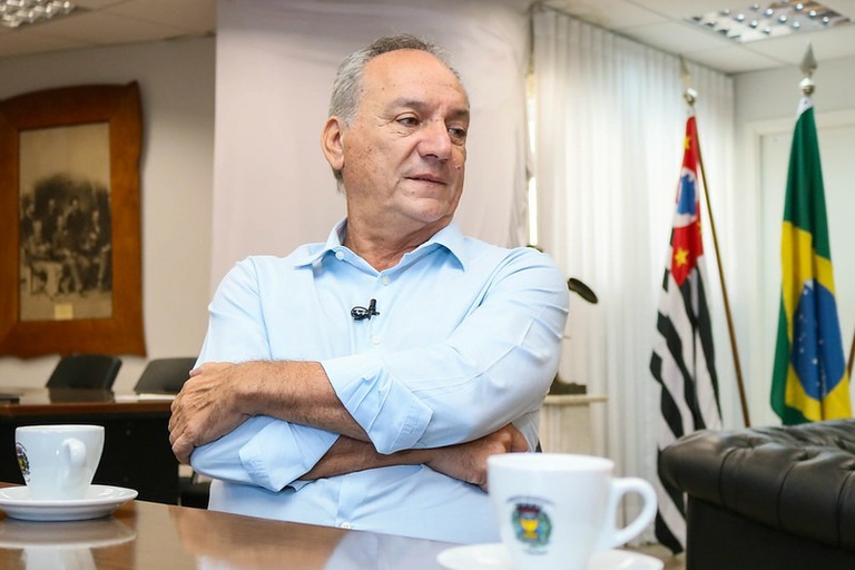 Luiz Rossini entrega Diploma Ana Nery a ex-diretor geral de Enfermagem do Hospital Mário Gatti