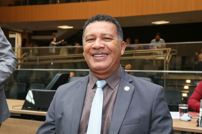 Permínio Monteiro presta homenagem a restaurador de arte sacra com o Título de Cidadão Emérito