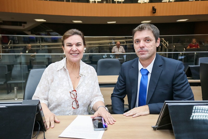 Hebert Ganem e Debora Palermo protocolam Projeto de Lei para substituir sinais sonoros em escolas e evitar desconforto a alunos com TEA e Síndrome de Asperger