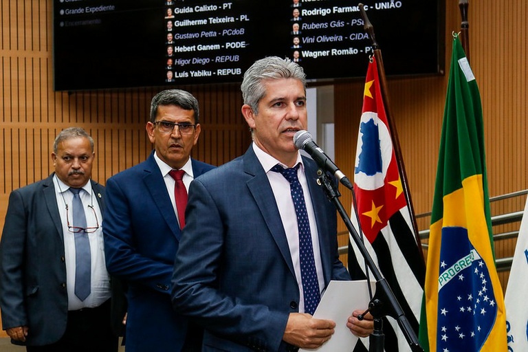 Eduardo Magoga protocola projeto que estabelece nomeação de ruas e criação de CEP em vielas de núcleos regularizados 