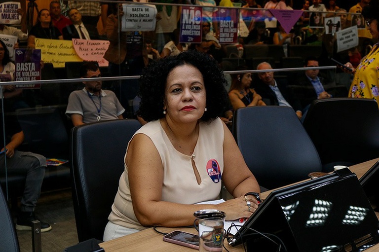Guida Calixto lança 3ª edição da HQ ‘Territórios Negros’; material mapeia a história e a cultura negra na cidade 
