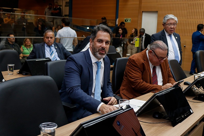 Nelson Hossri entrega diversas honrarias a personalidades e instituição de ensino