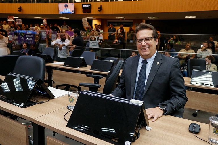 Nick Schneider entrega Títulos de Cidadão Campineiro a Jorge Schneider e para Valéria Bolsonaro