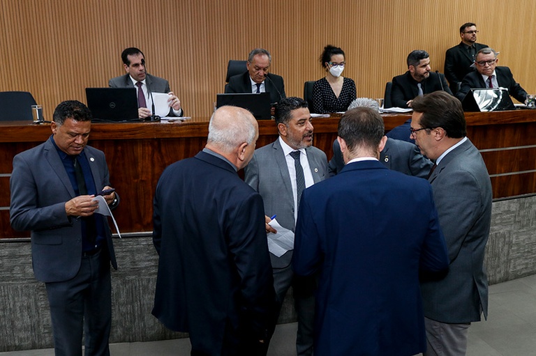 Vereadores aprovam ampliação de incentivos fiscais do Procentro e PL que proíbe medicamentos anticoncepcionais para cadelas e gatas