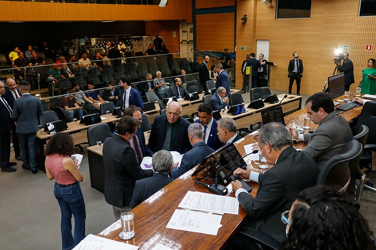 Vereadores aprovam em primeira votação atualização de taxas do poder de polícia administrativa 
