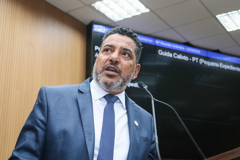 Carlinhos Camelô protocola projeto que altera lei sobre uso do solo público e regras para bancas e equipamentos removíveis