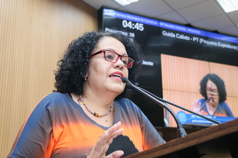 Guida Calixto apresenta projeto que garante estacionamento gratuito para quem utiliza serviços públicos em shoppings
