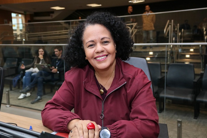Guida Calixto homenageia Centro de Educação Infantil e pedagoga com Diploma de Mérito Educacional