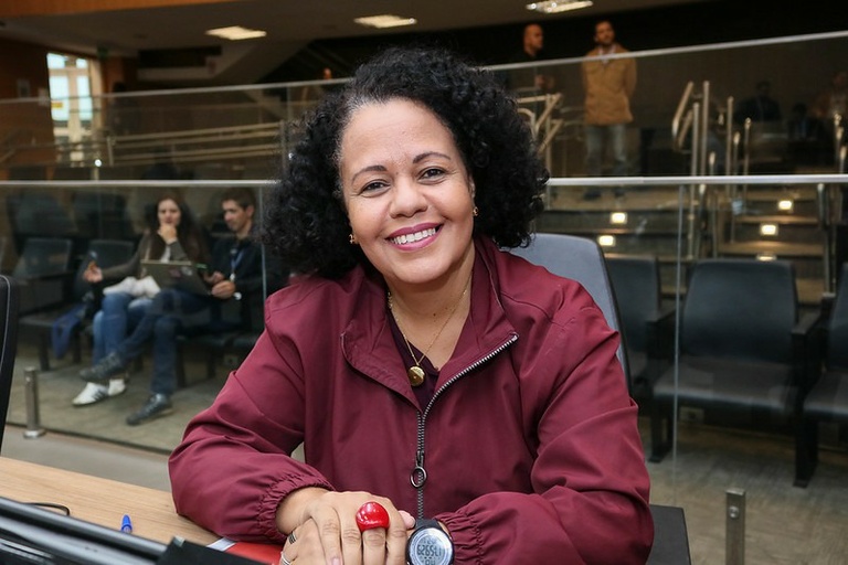 Guida Calixto homenageia Centro de Educação Infantil e pedagoga com Diploma de Mérito Educacional