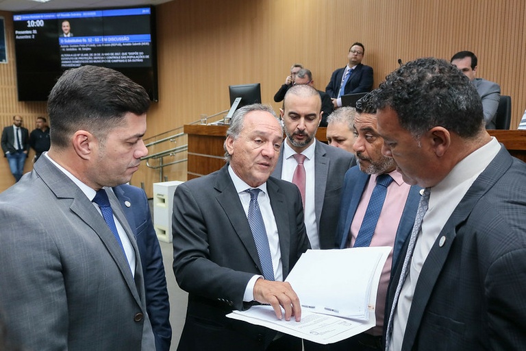 Vereadores aprovam atualização da legislação para concessão de alvarás e substitutivo que define normas que reconhecem direitos dos ‘animais comunitários’