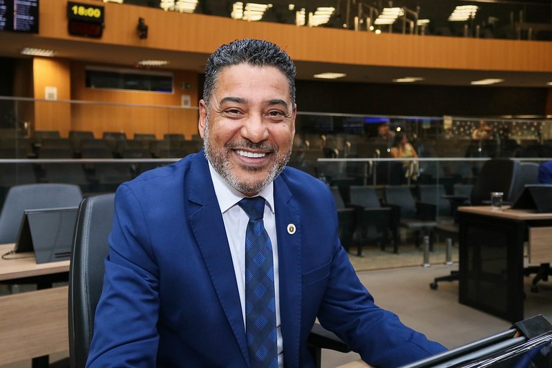 Carlinhos Camelô presta homenagem a diversas personalidades com concessão de honrarias da Câmara
