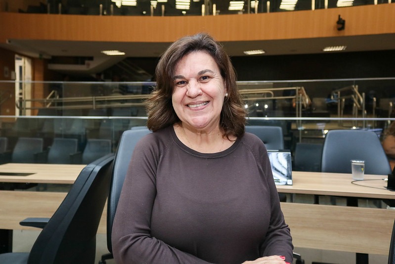 Debora Palermo entrega Diploma de Mérito Odontológico a Rubens Gonçalves Teixeira