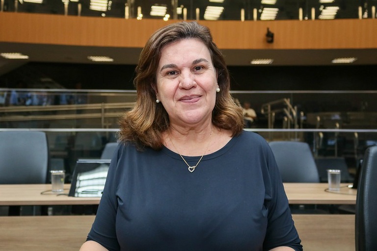 Debora Palermo homenageia cirurgião plástico do Hospital Sobrapar com Diploma de Mérito Médico 