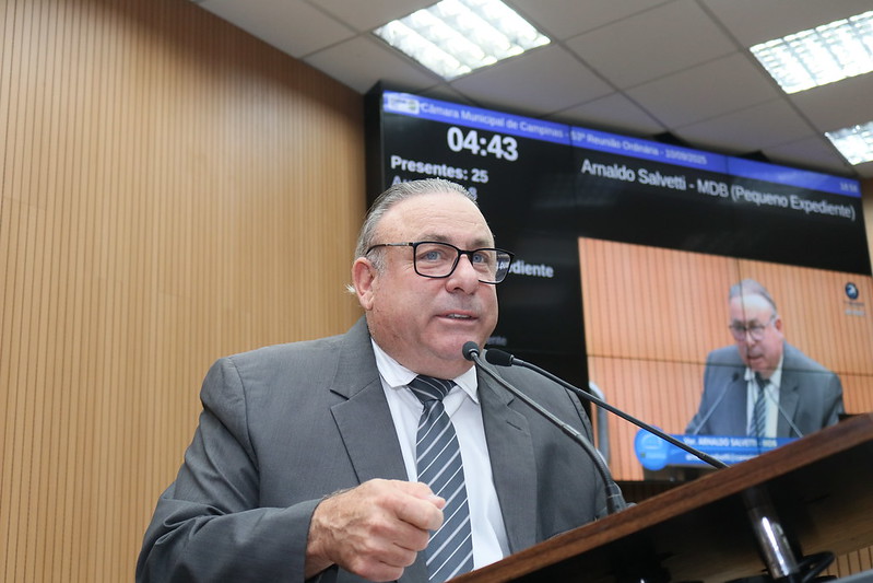 Arnaldo Salvetti protocola Projeto de Lei que institui o Dia Municipal do Handebol