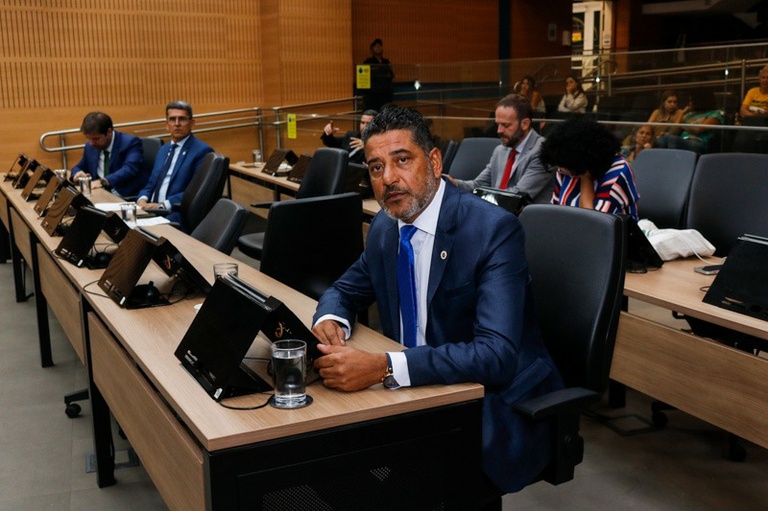 Carlinhos Camelô protocola projeto que beneficia mulheres vítimas de violência doméstica em programas de habitação