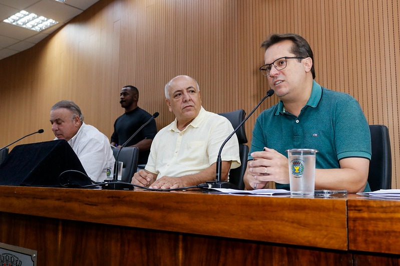 Comissão de Administração Pública analisa projeto que prevê a instalação de bebedouros públicos com água potável em praças e áreas de lazer da cidade.