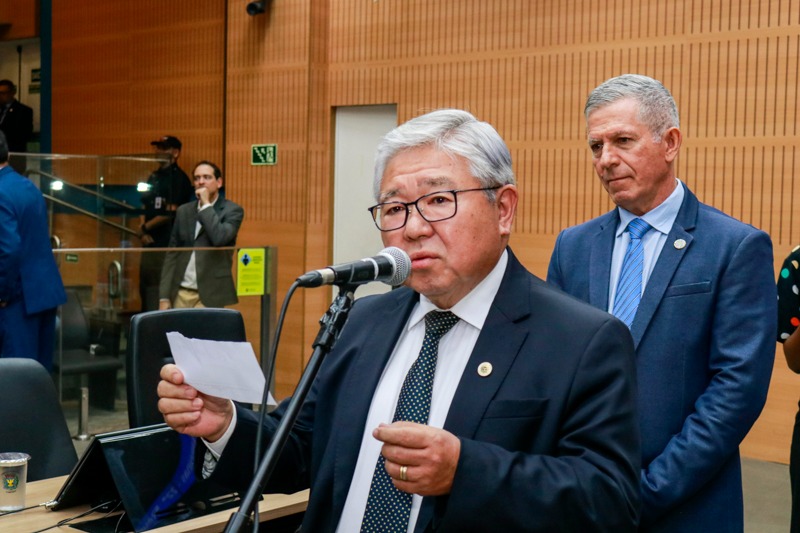 Luis Yabiku entrega Diploma de Mérito Contábil a Edson Manzatto de Deus