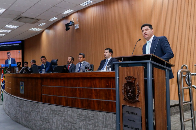 Otto Alejandro solicita pavimentação de pista de caminhada no Parque Linear José Mingone
