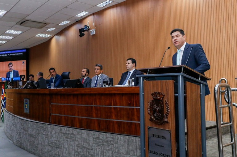 Otto Alejandro solicita pavimentação de pista de caminhada no Parque Linear José Mingone