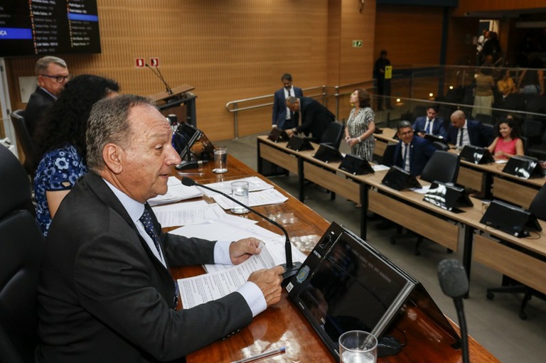 Vereadores aprovam regras mais rígidas para comércio de sucatas e criação do Programa Afroempreendedor